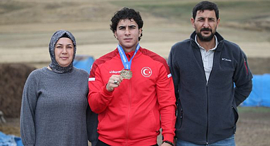 Milli kuraşçı Diyar 