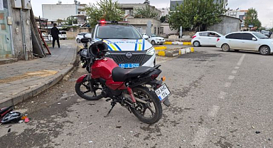 Motosikletle otomobil çarpıştı, kaza sonrası sürücüden şaşırtan karar