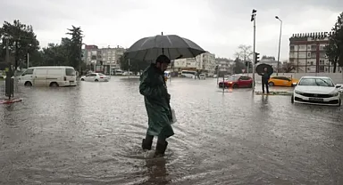 O ilde sağanak alarmı! 30 noktayı su bastı