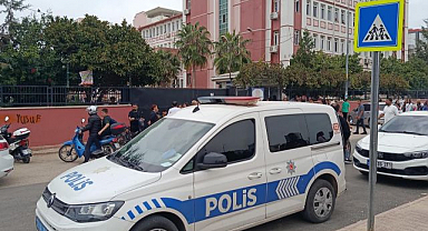 Ortaokulda kız öğrenci sınıf arkadaşını bıçakladı! 