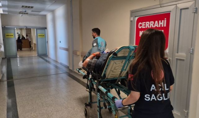 Otobüste dengesini kaybetti, elindeki bıçak kalçasına saplandı