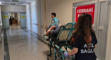 Otobüste dengesini kaybetti, elindeki bıçak kalçasına saplandı