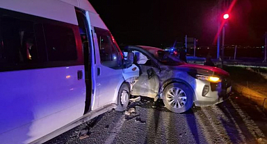 Otomobil ile minibüs çarpıştı: 12 yaralı