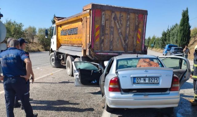 Otomobil kamyonunun altına girdi: 2'si ağır 3 yaralı