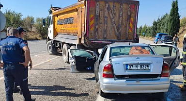 Otomobil kamyonunun altına girdi: 2'si ağır 3 yaralı