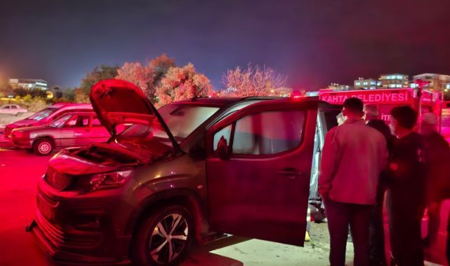 Park halindeki otomobil alev aldı!