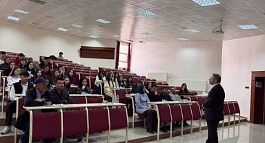 Prof. Dr. Türkez Karayazı'da gençlerle deneyimlerini paylaştı