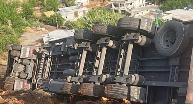 Rampada can pazarı! Kontrolden çıkan tır devrildi