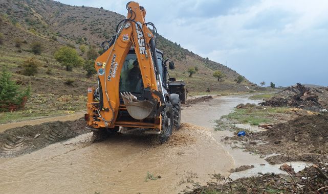 Sağanak sele dönüştü, yol ulaşıma kapandı
