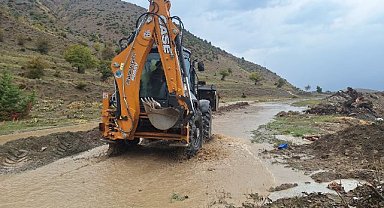 Sağanak sele dönüştü, yol ulaşıma kapandı