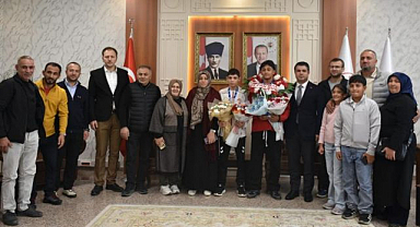 Sporculara Erzurum’da çiçeklerle karşılama