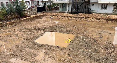 Su dolu çukura düşen 7 yaşındaki çocuk can verdi