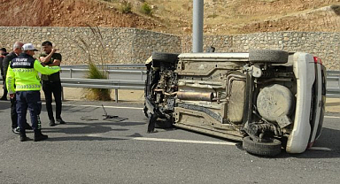 Takla atan otomobilden burnu bile kanamadan çıktı  