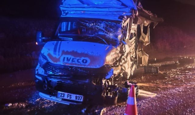Tır ile minibüs çarpıştı: 1 yaralı