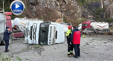 Tır parkında heyelan! Yamaçtan kopan dev kayalar can aldı