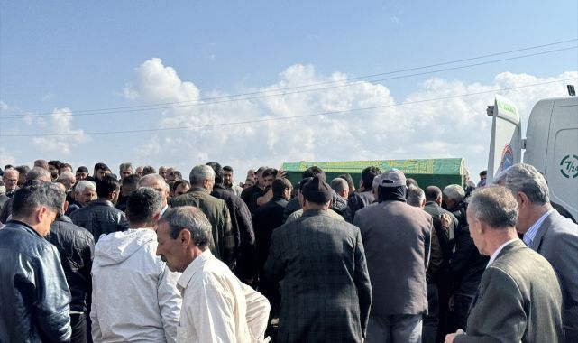 Trafik kazasında ölen 4 kişinin cenazeleri yan yana defnedildi
