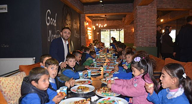 TÜGVA'dan çocuklara pizza ikramı