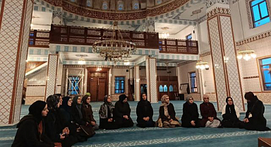 Üniversiteli kız öğrenciler sabah namazında buluştu