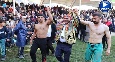 Uzundere Cumhuriyet Karakucak Güreşleri nefes kesti
