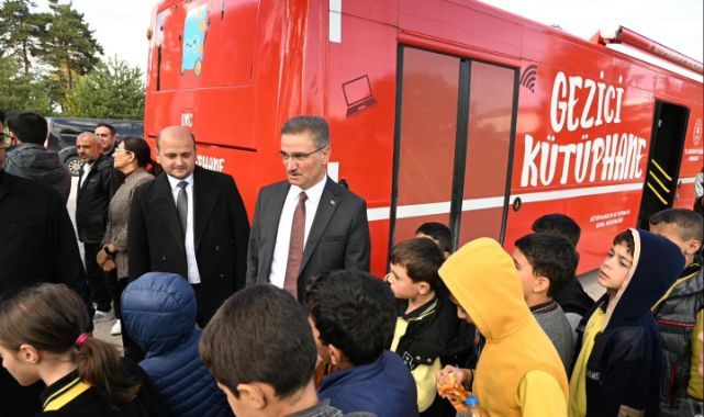 Vali Baruş gezici kütüphanede çocuklarla buluştu