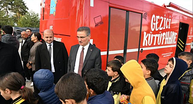 Vali Baruş gezici kütüphanede çocuklarla buluştu