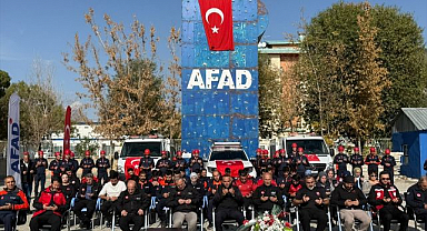Van depreminde hayatını kaybedenleri andılar