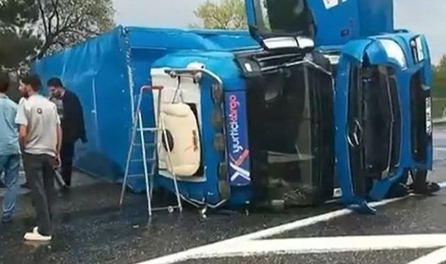 Virajı alamayan kargo tırı yan yattı