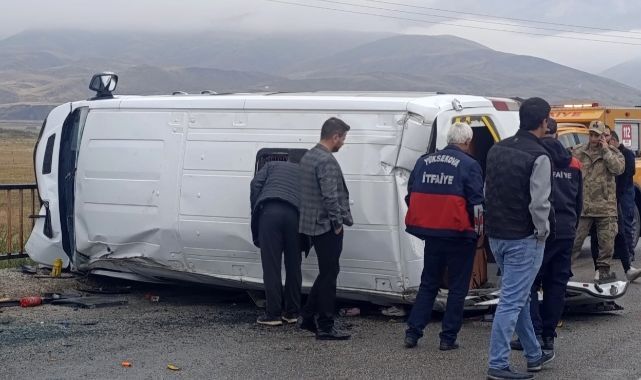 Yağış kazayı beraberinde getirdi! Okul servisi devrildi