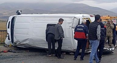 Yağış kazayı beraberinde getirdi! Okul servisi devrildi