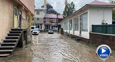 Yağış sonrası sokaklar göle döndü