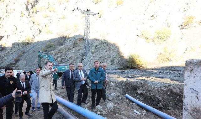 Yağıştan zarar gören köy yollarında çalışma 