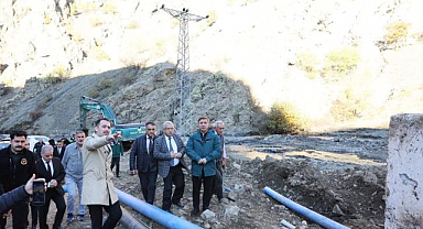 Yağıştan zarar gören köy yollarında çalışma 
