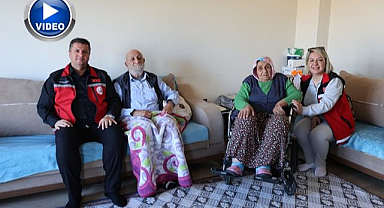 Yaşlı çifti yalnız bırakmadılar