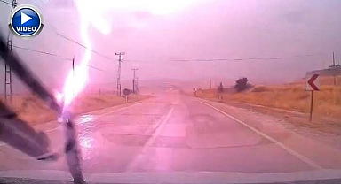 Yıldırım düştü! O anlar araç kamerasına böyle yansıdı