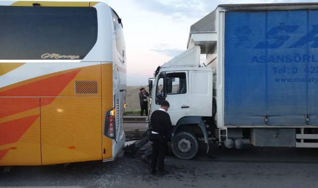 Yolcu otobüsü ile kamyon çarpıştı! Viyadükte trafik kilitlendi