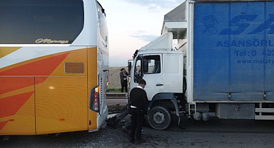 Yolcu otobüsü ile kamyon çarpıştı! Viyadükte trafik kilitlendi