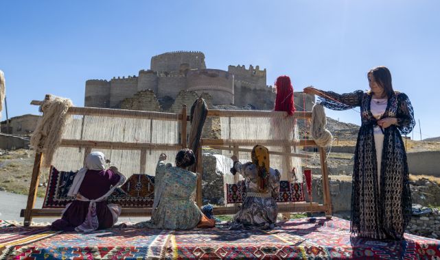 Yünden sanata: Kadınların emeği tarihi kilimlere dönüşüyor