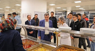 Yurtlarda öğrencilerin taleplerini dinledi