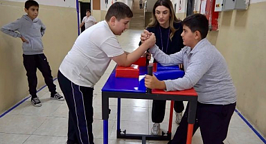Yüzlerce öğrenci spor malzemelerine kavuştu