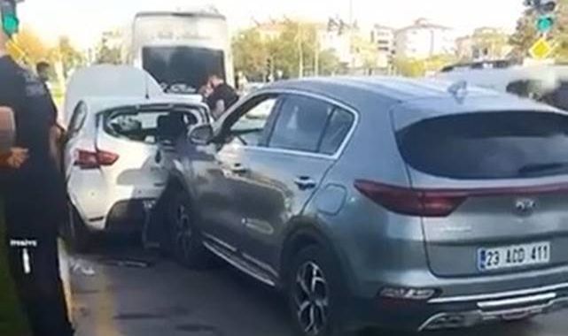 Zincirleme kazada 3 araç birbirine girdi!