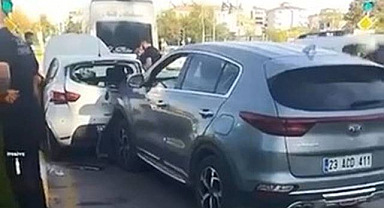 Zincirleme kazada 3 araç birbirine girdi!