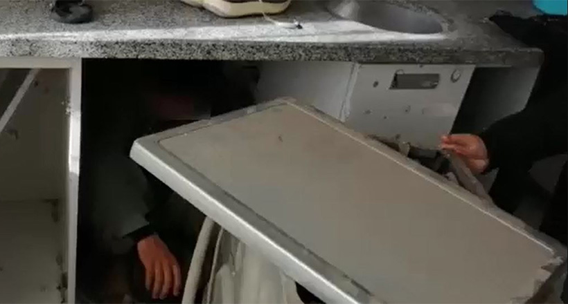 Çamaşır Makinesinin Arkasına Saklandı
