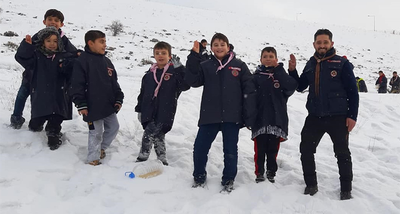 Erzurum'da İzciler Yaban Hayvanları İçin Doğaya Yem Bıraktı