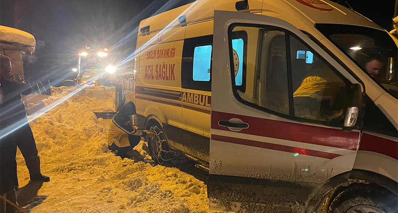 Hamile kadın, kar ve tipi nedeniyle 3 saatte hastaneye ulaştırılabildi