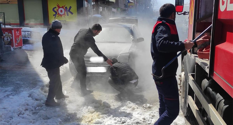 Park Halindeki Otomobil Alev Aldı