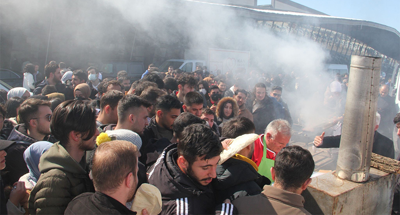 Cağ Kebabı Kuyruğu