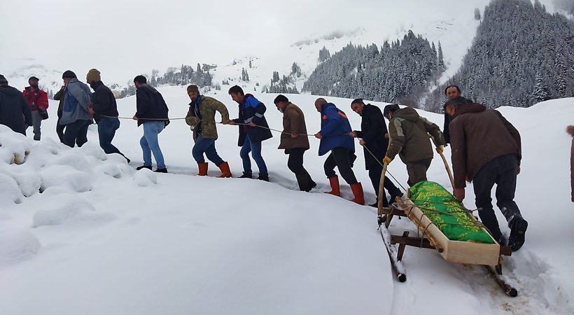 Cenazeyi Kızakla Taşıdılar