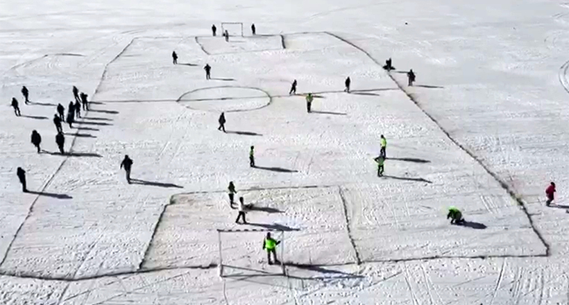 Donan Göl Üzerinde Futbol Maçı