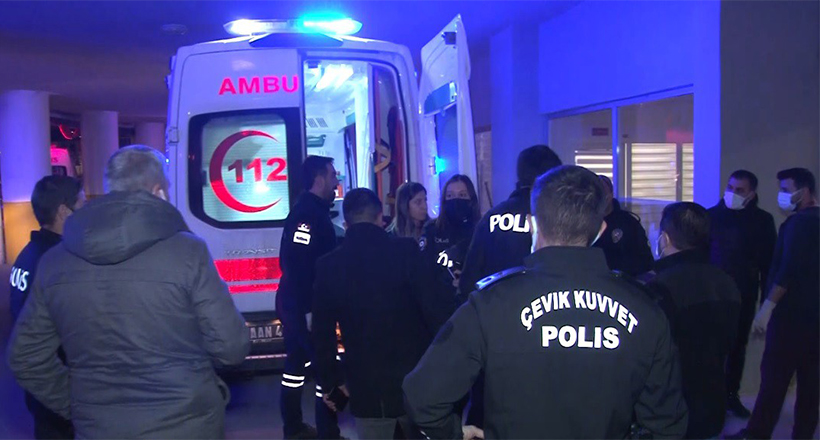 Polis, Kendisi İle İki Arkadaşını Yaraladı