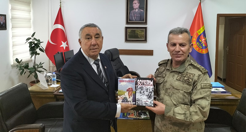 Romanını Hediye Etti